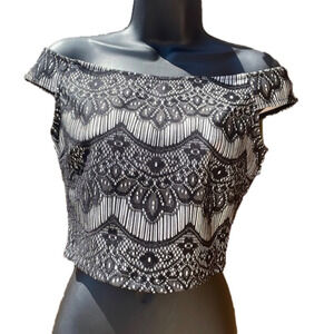 𝅺guess black and white lace cropped off shoulder top size medium